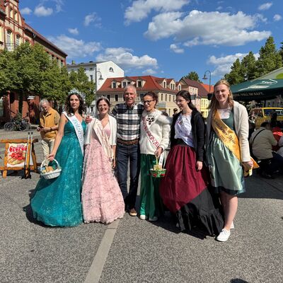 Bild vergr&ouml;&szlig;ern: Fototermin mit Hoheiten aus aller Herren L�nder