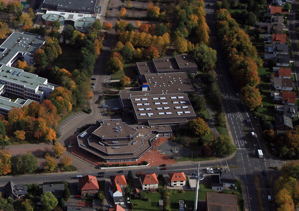Stadthalle, Stadtsporthalle und Hallenbad aus der Luft.