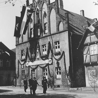 Bild vergrößern: Rathaus Lbbecke im NS-Fahnenschmuck