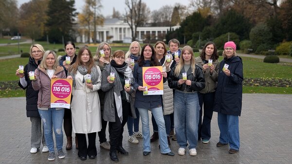 Bild vergrößern: Taschentuchaktion als gemeinsames Zeichen gegen Gewalt an Frauen