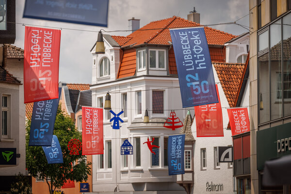 Jubil�umsfahnen in der L�bbecker Fu�g�ngerzone